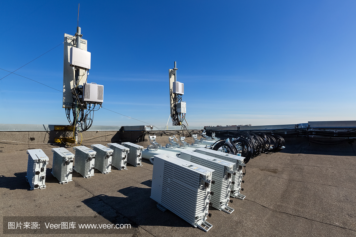 GSM、DCS、UMTS、LTE頻段的面板天線和室外無線電單元作為基站通信設備的組成部分,安裝在屋頂上,天空和城市為背景。通信設備升級工作流程